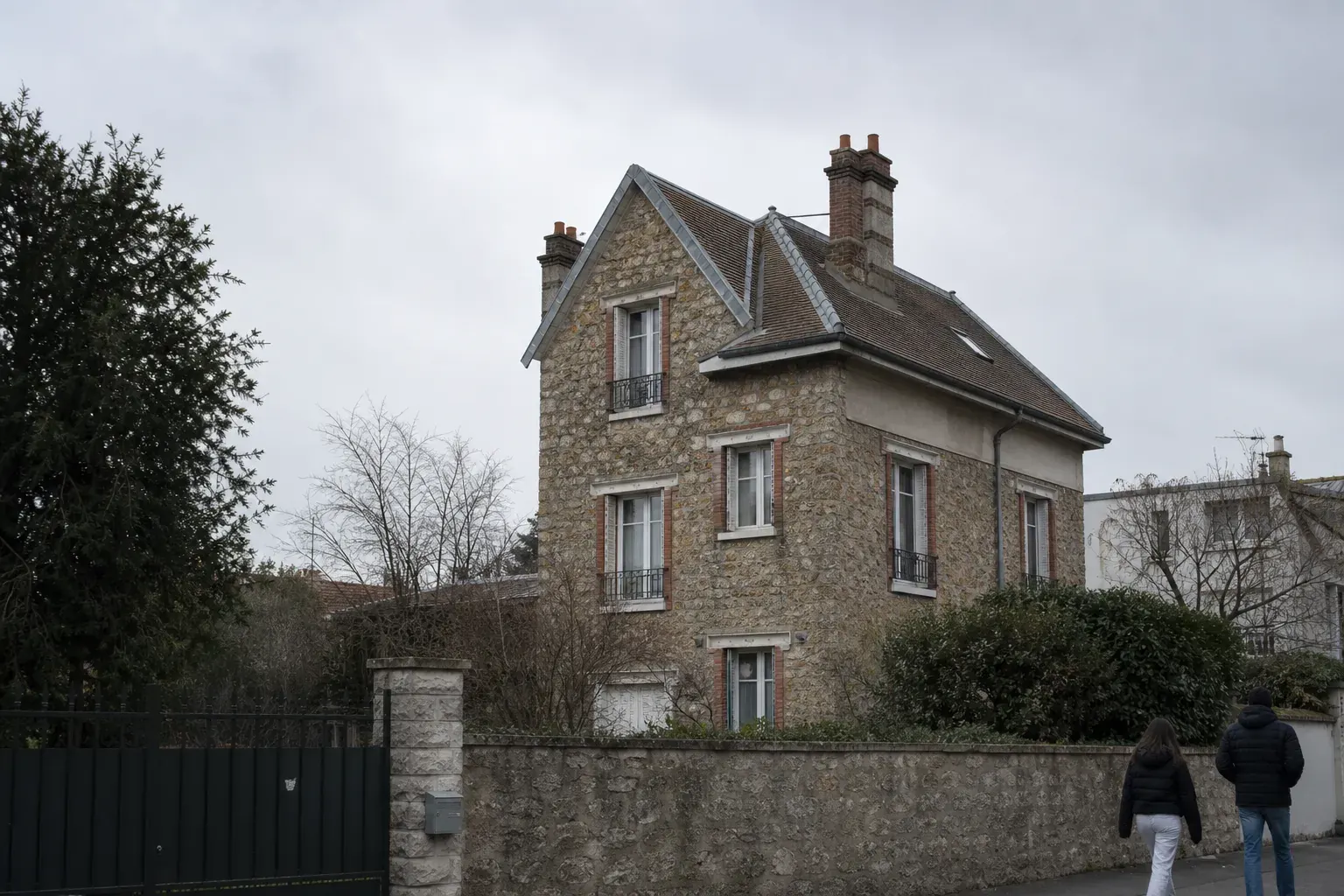 Maison de meulière de la fin du XIXᵉ siècle en banlieue parisienne, toit raide en tuiles mécaniques et faîtage de zinc