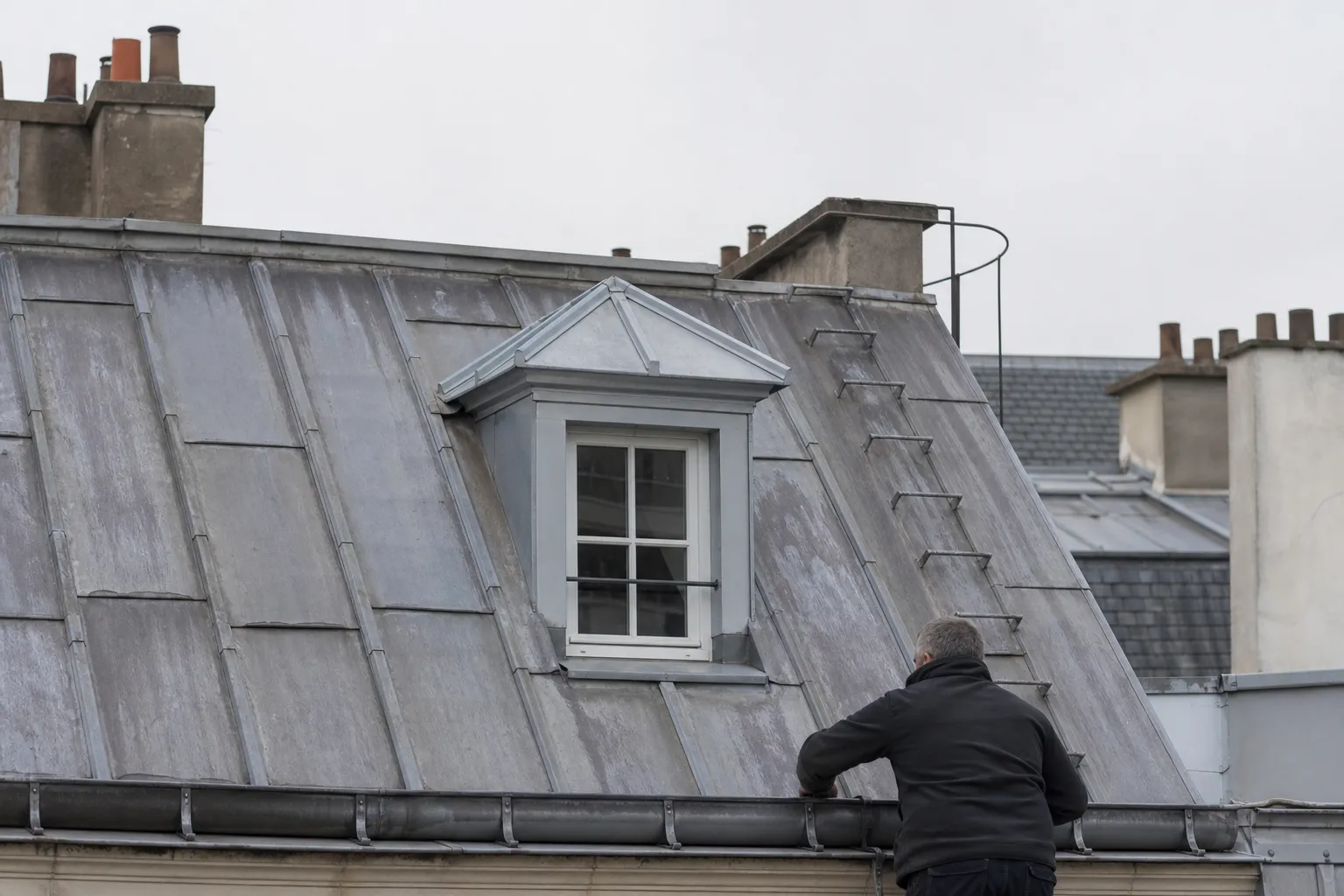 Lucarne parisienne restaurée, joues et couronnement en zinc neuf, châssis de bois repeint